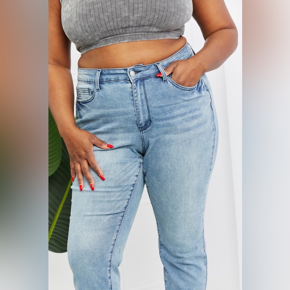 NEW JUDY BLUE Plus Size Lily Light Wash Relaxed Fit Cropped Ankle Jeans - Picture 4 of 5
